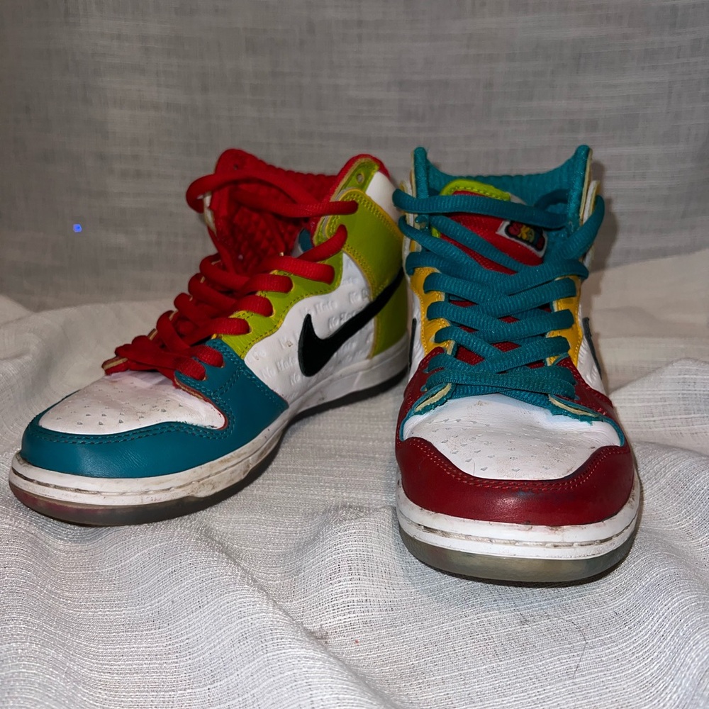 Nike men’s size 6.5, women’s 8.5 SB Dunk High Pro froskate